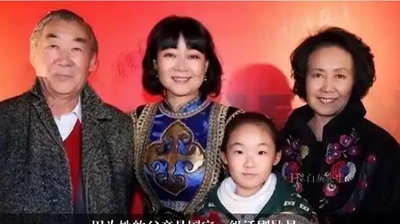 饭帅气丈夫甘当“家庭主夫”把她宠成宝开元棋牌app结婚34年只生孩子不做(图9)