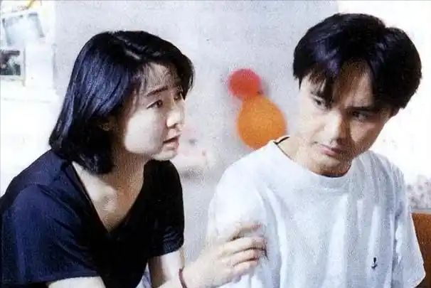 饭帅气丈夫甘当“家庭主夫”把她宠成宝开元棋牌app结婚34年只生孩子不做(图3)