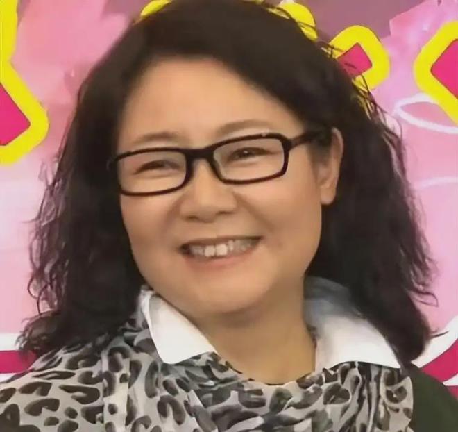 饭帅气丈夫甘当“家庭主夫”把她宠成宝开元棋牌app结婚34年只生孩子不做(图5)