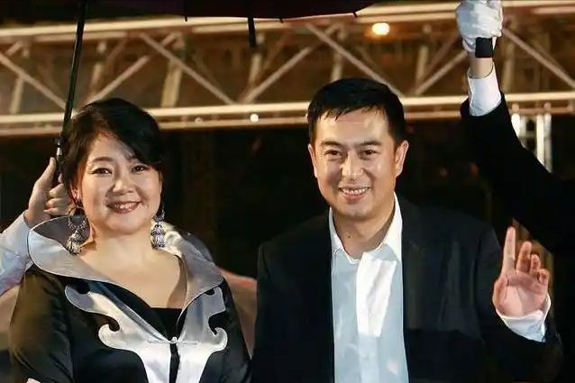 饭帅气丈夫甘当“家庭主夫”把她宠成宝开元棋牌app结婚34年只生孩子不做(图10)